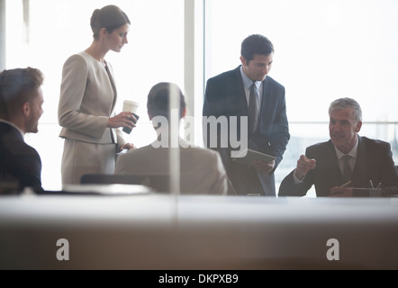 Business-Leute reden in treffen Stockfoto