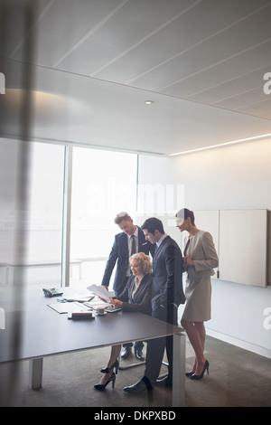Business-Leute reden in treffen Stockfoto