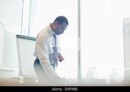 Geschäftsmann, arbeiten im Büro Stockfoto