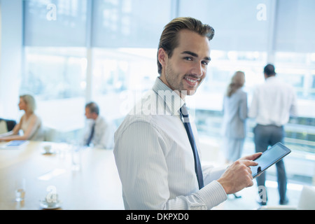 Geschäftsmann mit digital-Tablette in office Stockfoto