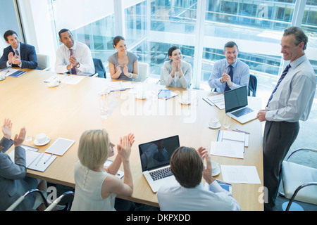 Business-Leute klatschten in treffen Stockfoto