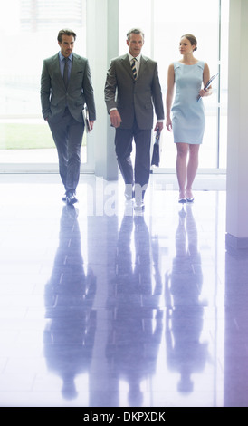 Geschäftsleute, die zu Fuß in Büro lobby Stockfoto