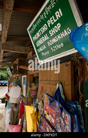 Bhutan, Trongsa, traditionell eingerichteten Front Phuntsho Pelri General Shop Stockfoto