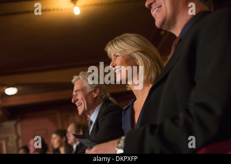 Lächelnde Theater-Publikum Stockfoto