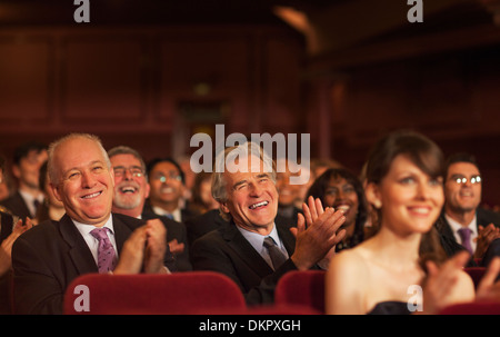 Theater-Publikum lachen und Händeklatschen Stockfoto