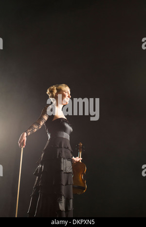 Geiger posiert auf der Theaterbühne Stockfoto