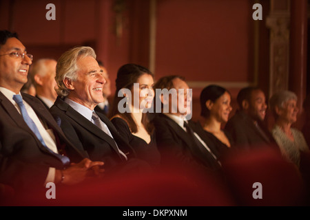Lächelnde Theater-Publikum Stockfoto