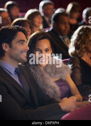 Porträt der lächelnde Frau in Theater-Publikum Stockfoto