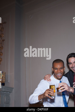 Porträt von gut gekleideten Männer Toasten, Bier und cocktail Stockfoto