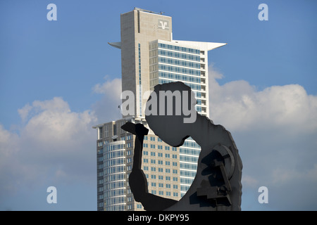´Hammering Armen. DZ Bank, Westend Tower, Friedrich-Ebert-Anlage, Frankfurt Am Main, Hessen, Deutschland Stockfoto