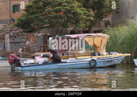 Leben auf einer Boot-Dame macht ihre Familie Wäsche auf einem Boot (Fischer in Kairo) Stockfoto