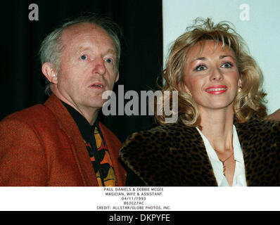 PAUL DANIELS & DEBBIE MCGEE. ZAUBERER, FRAU & ASSISTANT.04/11/1993.B62C27AC. Stockfoto