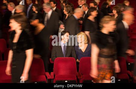 Paar sitzt unter den Menschen verlassen theater Stockfoto