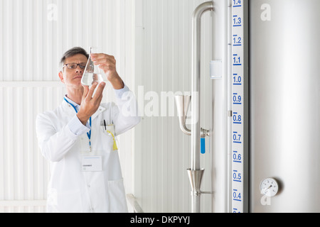 Wissenschaftler arbeiten im Labor Stockfoto