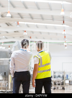 Supervisor und Arbeiter im Lager sprechen Stockfoto