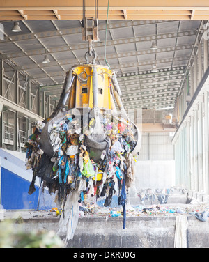 Magnet heben Recyclingmaterial in Fabrik Stockfoto