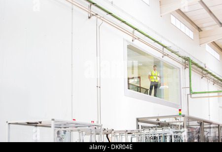 Arbeiter aus Glasfenster im Lager Stockfoto