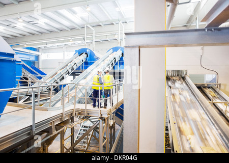 Arbeitnehmer, die reden auf Plattform im recycling-center Stockfoto