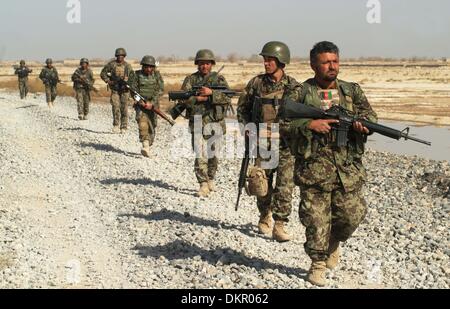 Kandahar, Afghanistan. 9. Dezember 2013. Afghanische Soldaten zu Fuß während einer Patrouille in der Provinz Panjwai Bezirk von Kandahar im Süden Afghanistans am 9. Dezember, 2013.Credit: Arghand/Xinhua/Alamy Live News Stockfoto