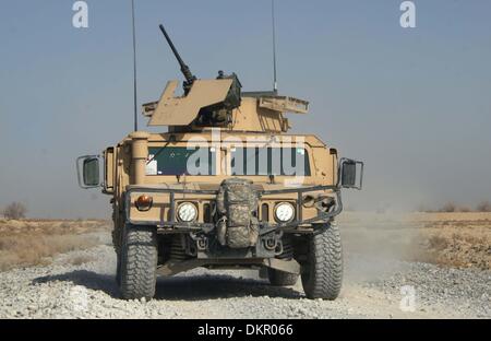 Kandahar, Afghanistan. 9. Dezember 2013. Ein Militärfahrzeug gesehen, während einer Patrouille in der Provinz Panjwai Bezirk von Kandahar im Süden Afghanistans am 9. Dez. 2013.Credit: Arghand/Xinhua/Alamy Live News Stockfoto