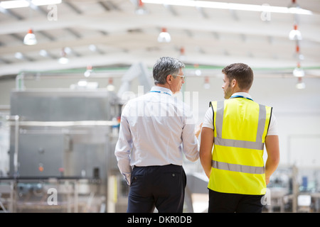 Arbeiter im Lager sprechen Stockfoto