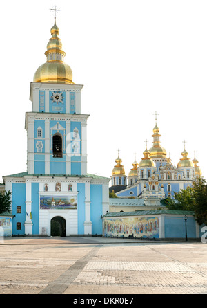 Glockenturm und Kathedrale der Klosterkirche St. Michael in Kiew, die Hauptstadt der Ukraine. Stockfoto