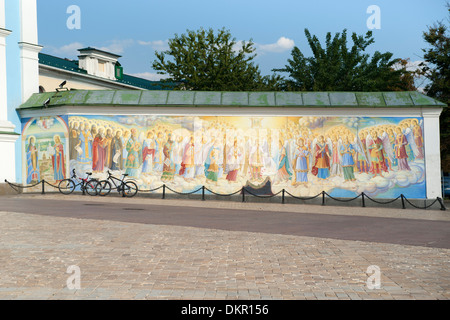 Gemalte Wandbild an der Wand außerhalb Klosterkirche St. Michael in Kiew, die Hauptstadt der Ukraine. Stockfoto