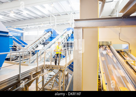 Arbeiter auf der Plattform im recycling-center Stockfoto