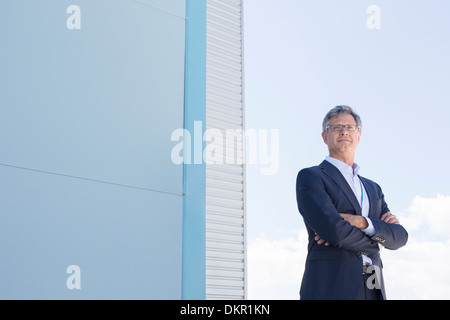 Geschäftsmann unten Hochhäuser stehen Stockfoto