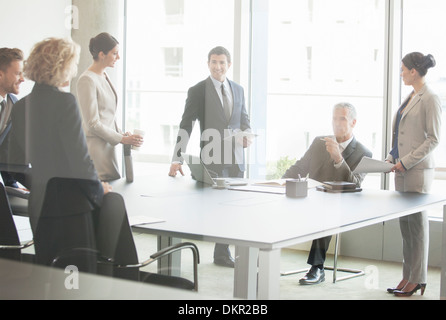 Business-Leute, die reden im Konferenzraum Stockfoto