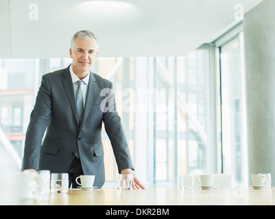 Geschäftsmann, stehend im Büro Stockfoto