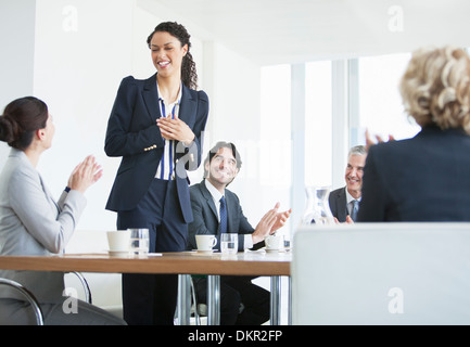 Business-Leute klatschten in treffen Stockfoto