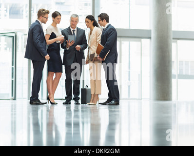 Geschäftsleute im Gespräch im Büro Stockfoto