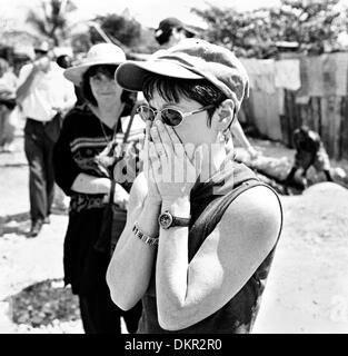 19. November 2002 hob - Kingston, Jamaika - der Schock der dritten Welt Elend manchmal Momente der Freude, erfahrenen hier von Ellen Messinger, unterbrochen ist, die zu überwinden war, als sie die Dusche und Toilette, Gebäude, das North Carolina Kirche sah das Geld zum bauen in Kingston, Jamaika, Slum. Bevor diese Abwasserentsorgung, Männer vorgesehen war, Frauen und Kinder gleichermaßen in die Op gebadet Stockfoto