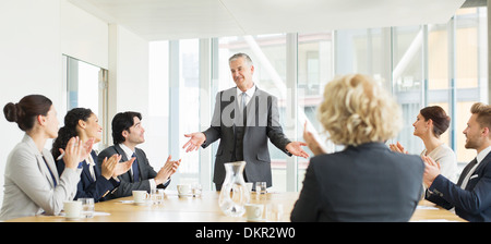 Business-Leute klatschten in treffen Stockfoto