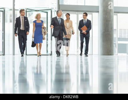 Geschäftsleute gehen im Büro Stockfoto