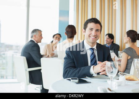 Geschäftsmann lächelnd in restaurant Stockfoto