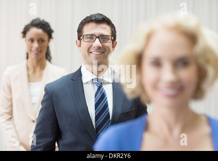 Geschäftsleute, die lächelnd im Büro Stockfoto