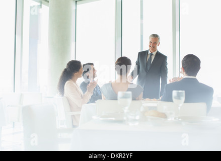 Unternehmer im Restaurant sprechen Stockfoto