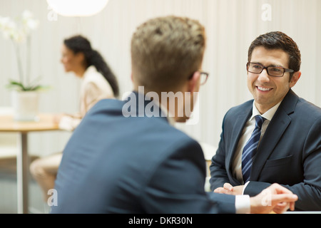 Unternehmer im Gespräch im Büro Stockfoto