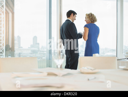 Business-Leute, die reden im restaurant Stockfoto