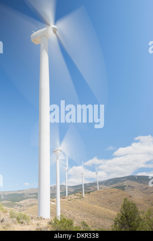 Windkraftanlagen, die Spinnerei in ländlichen Landschaft Stockfoto