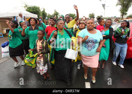 Soweto, Südafrika. 8. Dezember 2013. Kundenansturm zu trauern den Tod und das Leben von Nelson Rolihlahla Mandela vor seinem ehemaligen Wohnhaus in der Vilakazi Street in Soweto zu feiern. In Johannesburg. Südafrika Sonntag, 8. Dezember 2013 Picture by Zute Lightfoot/Alamy Live-Nachrichten Stockfoto