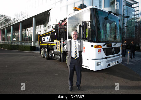 London, UK. 9. Dezember 2013. Sir Peter Hendy, CBE, Kommissar für Transport of London steht neben eine neue Bau-LKW mit erheblich verbesserten Fahrer Sichtbarkeit und Sicherheit Ausrüstung in der Nähe Rathaus. Bildnachweis: Piero Cruciatti/Alamy Live-Nachrichten Stockfoto