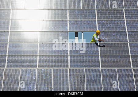 Arbeiter, die Prüfung von Solar-Panel in ländlichen Landschaft Stockfoto