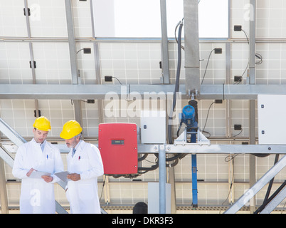 Wissenschaftler sprechen in lab Stockfoto