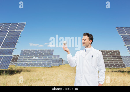 Wissenschaftler untersuchen Sphäre durch Sonnenkollektoren Stockfoto