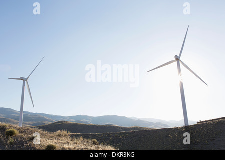 Windkraftanlagen, die Spinnerei in ländlichen Landschaft Stockfoto