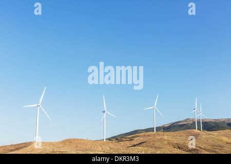 Windkraftanlagen, die Spinnerei in ländlichen Landschaft Stockfoto