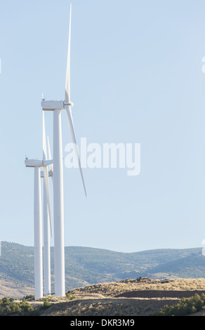 Windkraftanlagen, die Spinnerei in ländlichen Landschaft Stockfoto